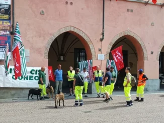 Igiene urbana nei piccoli Comuni: 74 operai licenziati manifestano ad Alba dopo il passaggio a Str