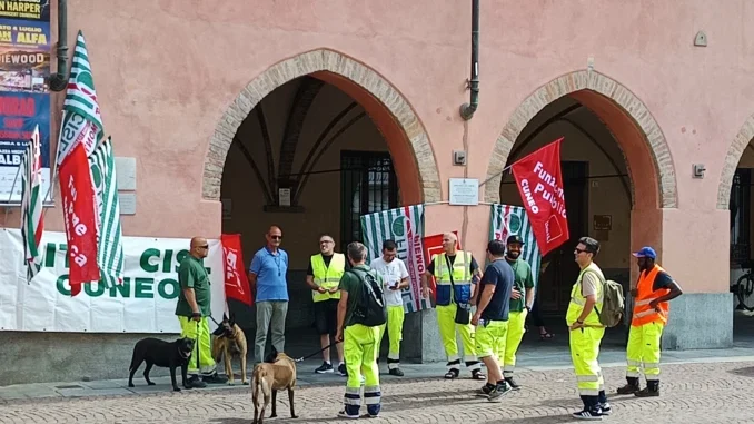 Igiene urbana nei piccoli Comuni: 74 operai licenziati manifestano ad Alba dopo il passaggio a Str
