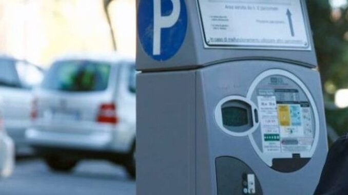 A Bra due sabati di parcheggi blu gratuiti per i saldi estivi