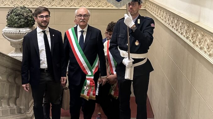 Pellegrinaggio da Vicoforte ad Alba: la comunit&agrave; vicese accolta in Municipio dal sindaco 4