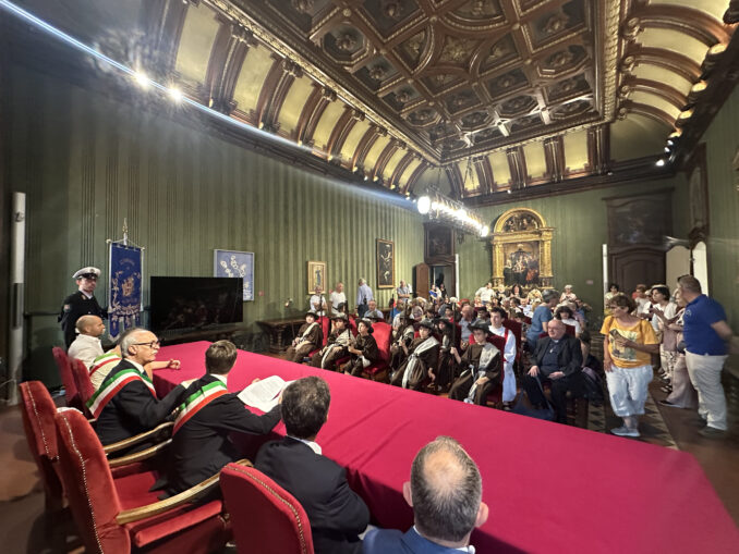 Pellegrinaggio da Vicoforte ad Alba: la comunità vicese accolta in Municipio dal sindaco 1