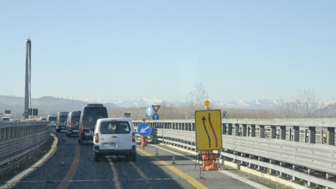Il cantiere sembra fermo ma in tangenziale si lavora