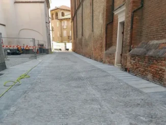 Stasera riapre via Accademia ad Alba con il nuovo fondo in porfido