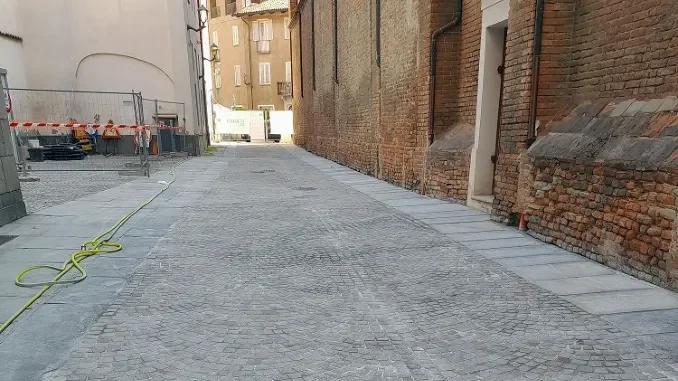 Stasera riapre via Accademia ad Alba con il nuovo fondo in porfido