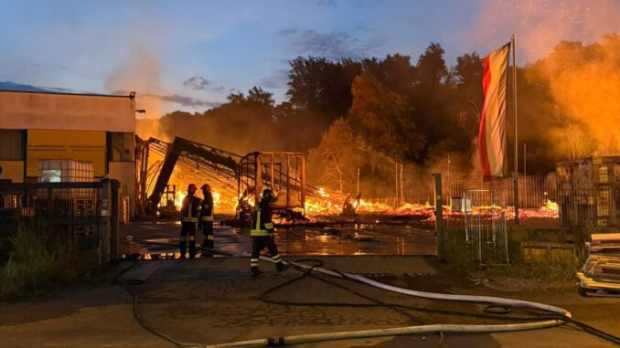 Un vasto incendio a 1