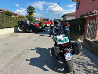 Bra: perde il controllo dell’auto e si cappotta dopo l’urto con una vettura in sosta