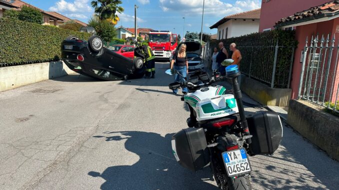 Bra: perde il controllo dell’auto e si cappotta dopo l’urto con una vettura in sosta
