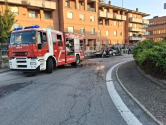 Auto a fuoco in viale Costituzione a Bra, nessun ferito