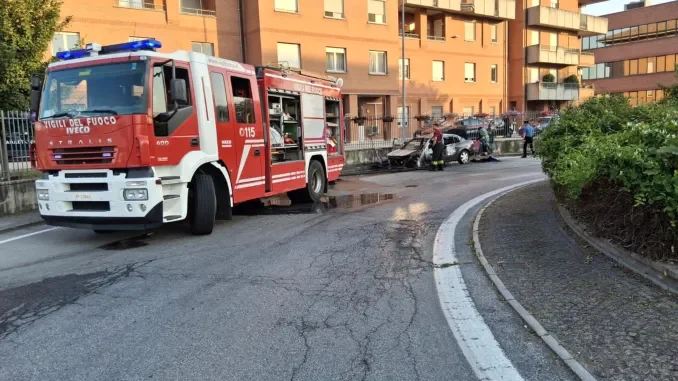 Auto a fuoco in viale Costituzione a Bra, nessun ferito