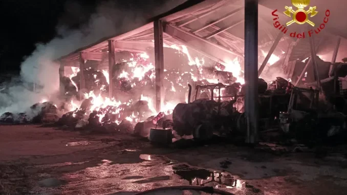Nella notte un incendio distrugge una cascina a Calliano Monferrato 1