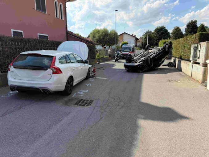 Bra: perde il controllo dell’auto e si cappotta dopo l’urto con una vettura in sosta 1