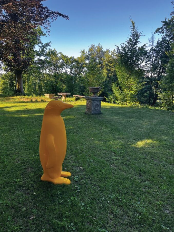 Cracking art porta sculture di animali in plastica nel parco del castello 1