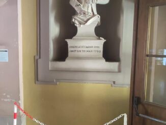 Nell'ex ospedale San Lazzaro il busto di uno dei benefattori si sta sgretolando