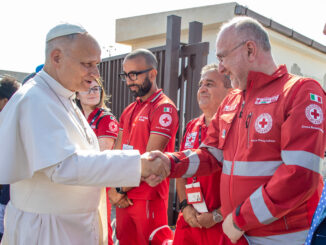 Papa Leone a Lampedusa: l’appello della Croce Rossa, «I migranti sono persone non numeri»