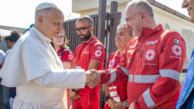 Papa Leone a Lampedusa: l’appello della Croce Rossa, «I migranti sono persone non numeri»