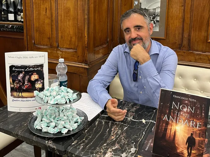 Al caffè Converso di Bra il dialogo tra Francesco Testa e i lettori per la rassegna Evasioni letterarie