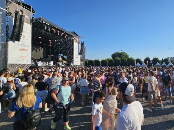 Collisioni / Giovani sfidano il caldo in attesa dell'apertura dei cancelli 9