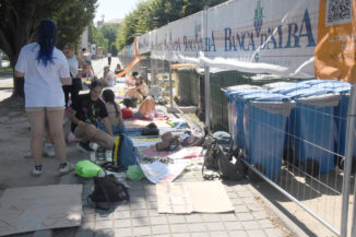 Collisioni / Giovani sfidano il caldo in attesa dell'apertura dei cancelli 5