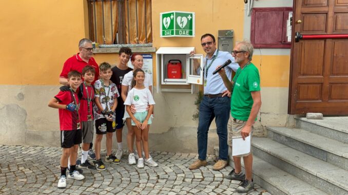 Nuovo defibrillatore a Scaparoni: un dono che pu&ograve; salvare vite