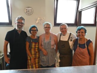 Uno chef stellato in cucina per chi è più fragile: Massimo Camia alla mensa della Caritas albese