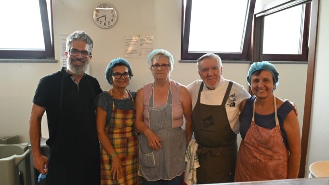 Uno chef stellato in cucina per chi è più fragile: Massimo Camia alla mensa della Caritas albese