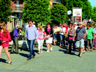 I turisti ad agosto riempiono Alba, ma per molti le vacanze sono un lusso