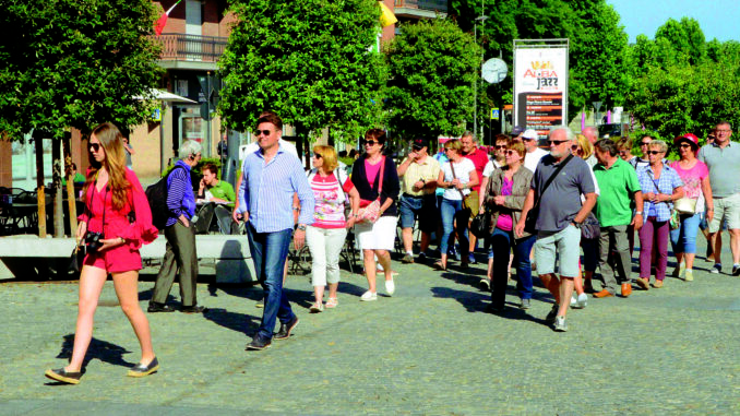 I turisti ad agosto riempiono Alba, ma per molti le vacanze sono un lusso