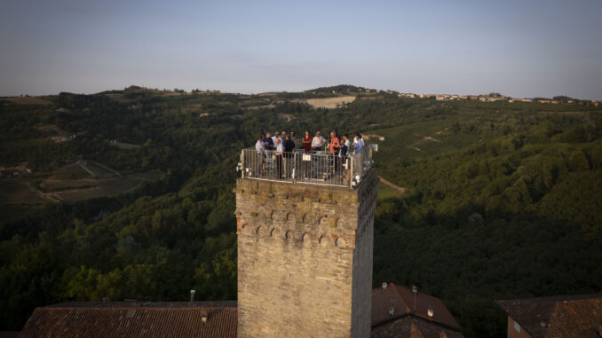 ITINERARI / Un giro tra le diciannove Turris di Alba e Roero