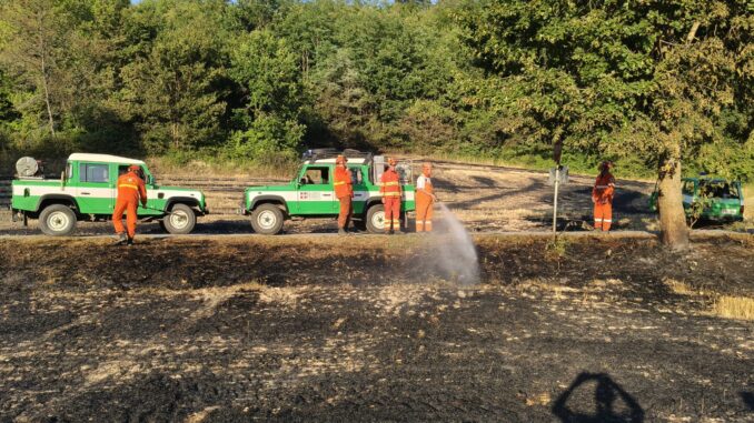 Incendio di stoppie a Camerana: in azione volontari AIB e Vigili del Fuoco