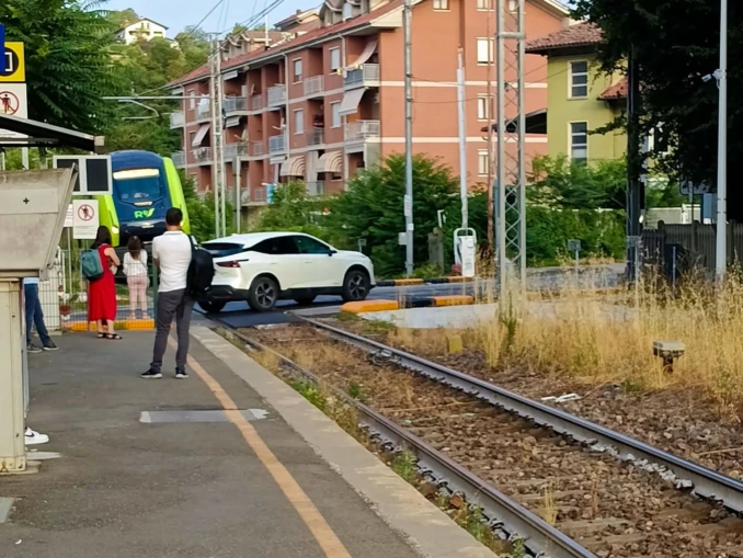 Treno bloccato a Mussotto, la rabbia dei pendolari