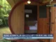 Turismo ad Alba / Dormire in una botte, Canale 5 scopre le curiose stanze di Alba village hotel 1