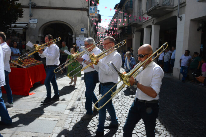 Notte rosa e musica alla Fiera del pesco di Canale 1