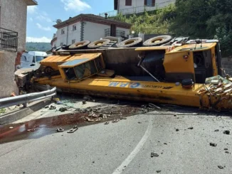 Autogru si ribalta a Roccavignale, traffico bloccato