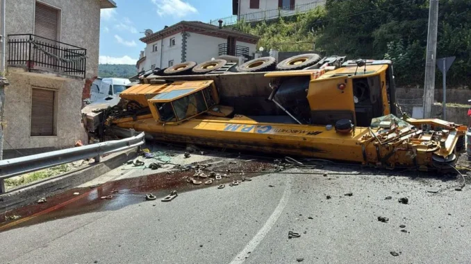 Autogru si ribalta a Roccavignale, traffico bloccato