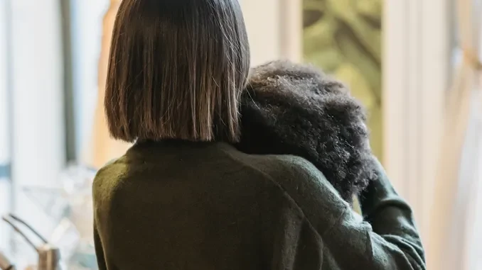 Succede ad Alba: «Una giovane donna, con una scusa, ha tentato di abbracciarmi per rubarmi la collana»