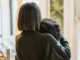 Succede ad Alba: «Una giovane donna, con una scusa, ha tentato di abbracciarmi per rubarmi la collana»