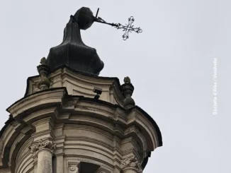 Sommariva Bosco: il vento ha piegato la croce sul campanile dei Battuti neri 1