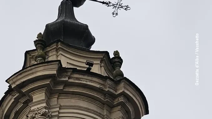 Sommariva Bosco: il vento ha piegato la croce sul campanile dei Battuti neri 1