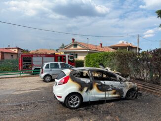 Auto in fiamme a Bra: Ford Fiesta distrutta dall'incendio