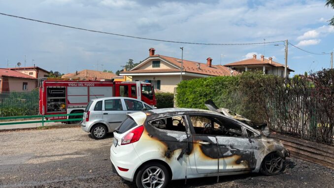 Auto in fiamme a Bra: Ford Fiesta distrutta dall'incendio