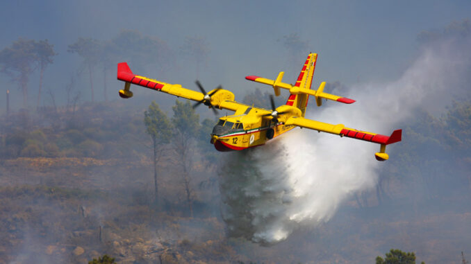 Due canadair per domare le fiamme nel Cuneese