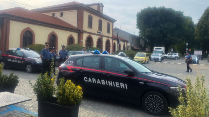 Alba, controlli dei Carabinieri: 65 persone identificate
