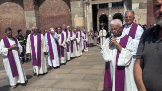 Oggi l'ultimo saluto a don Antonio Mazzi: Sant'Ambrogio gremita per i funerali 2