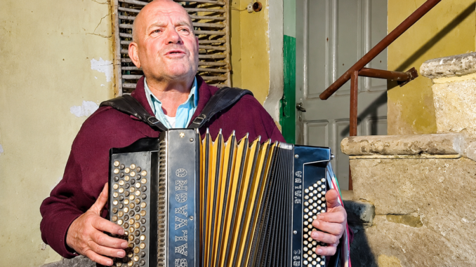 Addio a Luigi Barroero, l&rsquo;ultimo cantastorie delle Langhe