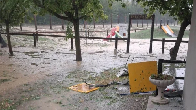 Il temporale distrugge il maneggio di Sportabili Alba a Roddi