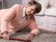 Alba e Bra, incontri gratuiti per prevenire le cadute domesticheSALUTE – Prosegue la campagna di sensibilizzazione dell’ASL CN2 dedicata alla promozione della sicurezza domestica e dell’invecchiamento attivo. I prossimi appuntamenti saranno a Bra, giovedì 3 settembre, e ad Alba, sabato 26 settembre.  Le cadute rappresentano un importante problema di salute pubblica, in particolare per le persone anziane, con possibili conseguenze sulla mobilità, sull’autonomia e sulla qualità della vita. Per questo motivo l’ASL CN2 ha avviato un percorso di informazione e sensibilizzazione rivolto alla cittadinanza, con l’obiettivo di diffondere conoscenze, buone pratiche e strategie per ridurre il rischio di cadute negli ambienti domestici.  L’iniziativa si inserisce nel contesto del Progetto Europeo Joint Action CIRCE, cofinanziato dall’Unione Europea, che promuove interventi per favorire l’invecchiamento attivo e sostenere la salute e l’autonomia delle persone. Il percorso è inoltre integrato nei programmi del Piano Locale della Prevenzione.  Il primo dei prossimi incontri si terrà a Bra, al Centro Incontro Anziani di via Montegrappa 1 e 3, giovedì 3 settembre, dalle 17 alle 19. Il secondo appuntamento è invece in programma ad Alba, in piazza Cagnasso, sabato 26 settembre, dalle 8 alle 12.  Gli incontri uniranno teoria e gestione pratica e saranno aperti gratuitamente a tutta la cittadinanza. Interverranno le fisioterapiste dell’ASL CN2, che forniranno indicazioni sulla prevenzione delle cadute e sulla sicurezza degli ambienti domestici, insieme a consigli utili per mantenere autonomia e benessere nella vita quotidiana.