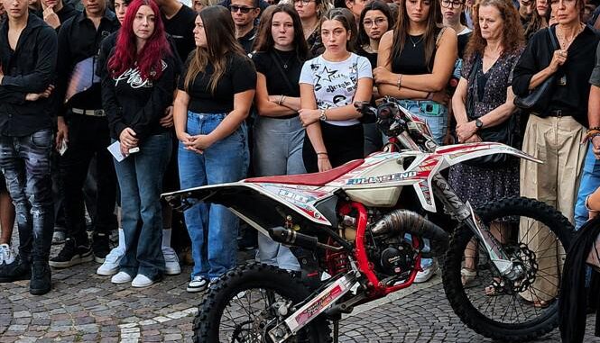 Asti, l&rsquo;ultimo saluto a Marco Farinella: il rombo delle moto per ricordare il sedicenne