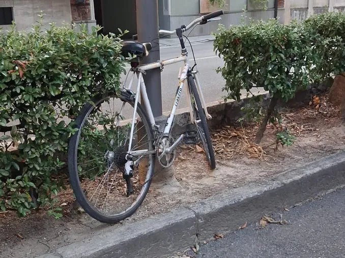 Come risolvere il problema dei parcheggi: basta togliere il cartello stradale... 1