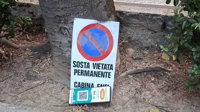 Come risolvere il problema dei parcheggi: basta togliere il cartello stradale...