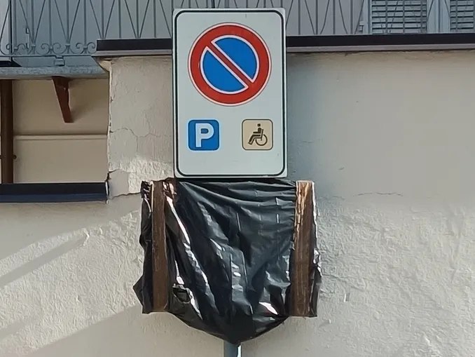 Come risolvere il problema dei parcheggi: basta togliere il cartello stradale... 3